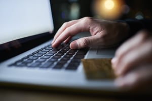 Symbolbild Cyberversicherung: Hände an einer Laptop-Tastatur