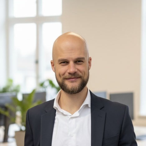 gemini-2.5-flash-image_Kannst_du_die_Blume_auf_meiner_Brust_entfernen_und_den_Hintergrund_wie_ein_freun-02